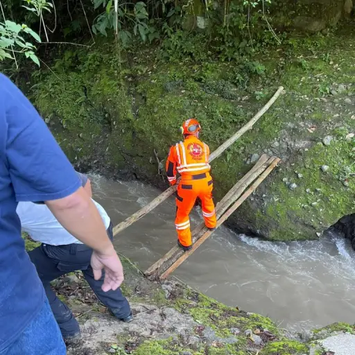 Los bomberos utilizaron distintas técnicas para las tareas de búsqueda y rescate. ,Bomberos Voluntarios.