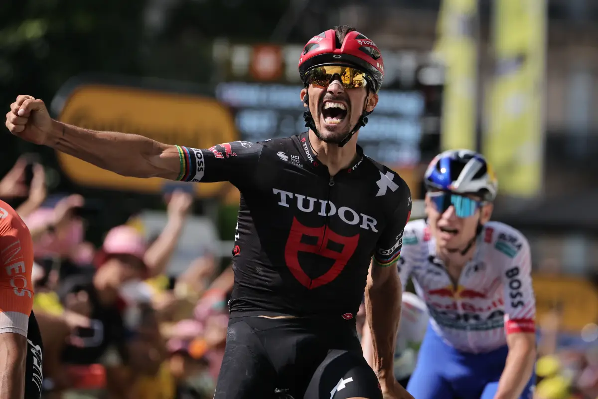 Alaphilippe celebró en la meta porque pensaba que había ganado la etapa