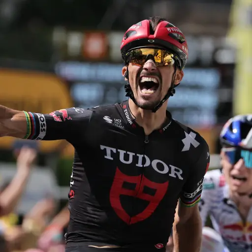 Alaphilippe celebró en la meta porque pensaba que había ganado la etapa