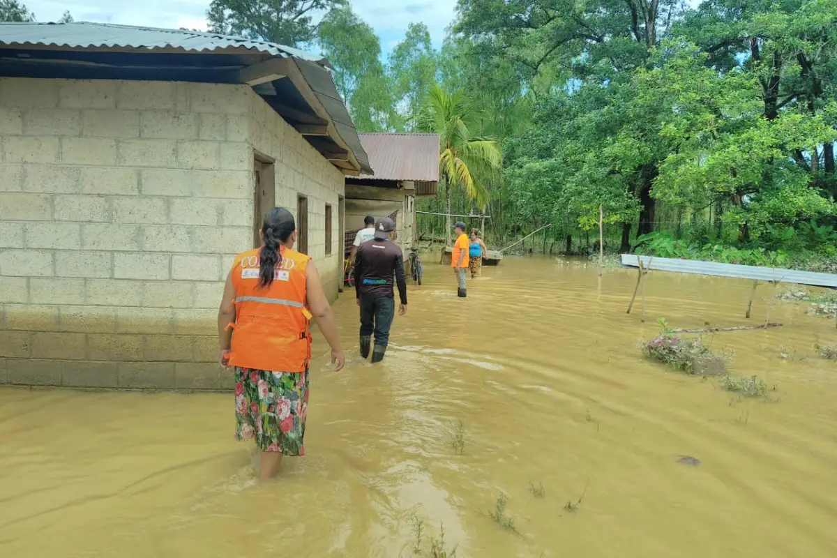 El agua del río Zarco llegó hasta los tobillos de los vecinos de la aldea Limón Zarco., Conred.