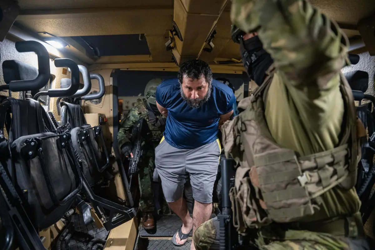 Fotografía de archivo del supuesto narcotraficante José Adolfo Macías Villamar, alias 'Fito' (d), custodiado a su llegada a la Base aérea de Guayaquil (Ecuador),  EFE/ Mauricio Torres
