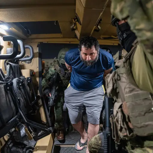 Fotografía de archivo del supuesto narcotraficante José Adolfo Macías Villamar, alias 'Fito' (d), custodiado a su llegada a la Base aérea de Guayaquil (Ecuador) , EFE/ Mauricio Torres