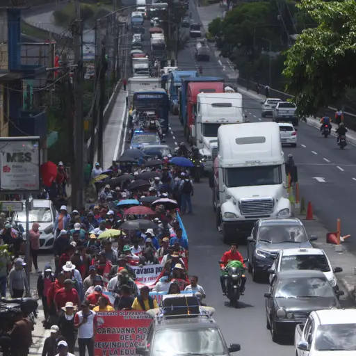 La caminata de maestros integrantes del STEG a su paso por el puente Belice. ,Omar Solís/Emisoras Unidas