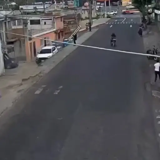 Técnico sufre descarga eléctrica en la zona 18. ,Captura de pantalla video Facebook.