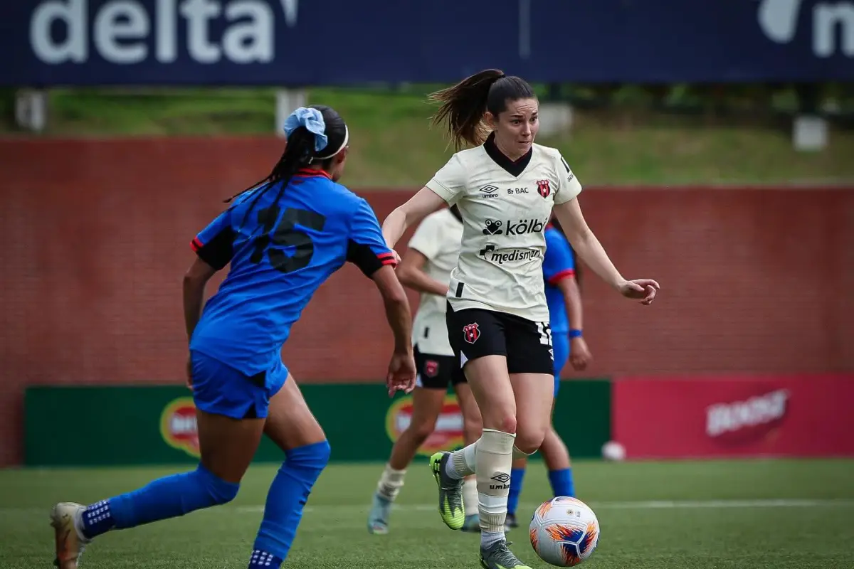 Acción de juego entre Municipal Femenino de Guatemala y LD Alajuelense W de Costa Rica  