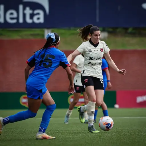 Acción de juego entre Municipal Femenino de Guatemala y LD Alajuelense W de Costa Rica  