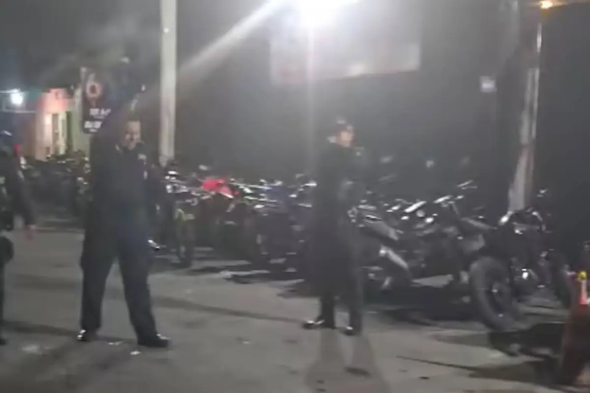 Agente de la PNC disparando al aire en Escuintla., Captura de pantalla video Facebook.