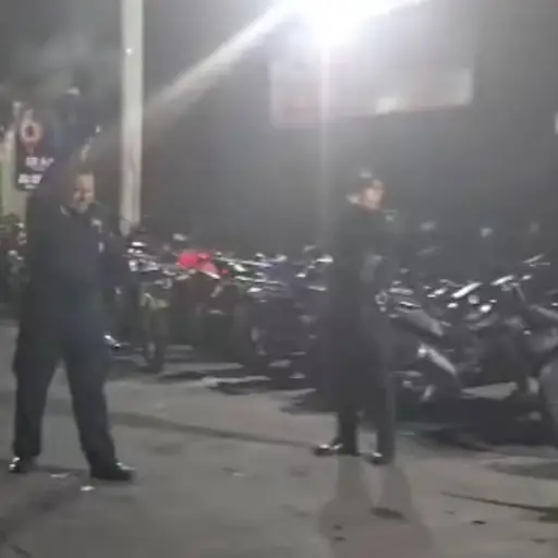 Agente de la PNC disparando al aire en Escuintla. ,Captura de pantalla video Facebook.