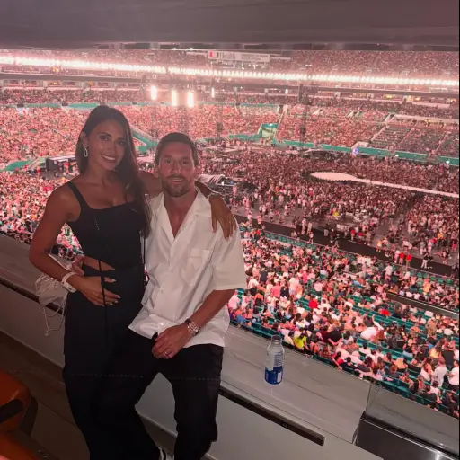 Lionel Messi sorprendido en la 'Kiss Cam' durante concierto de Coldplay - instagram @antonelaroccuzzo