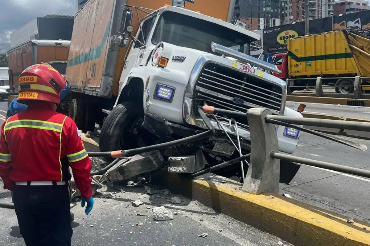 El camión se empotró en el ingreso a la estructura del viaducto en zona 10., Bomberos Municipales