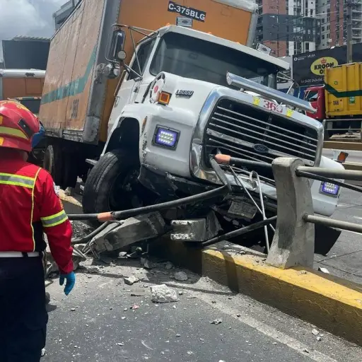 El camión se empotró en el ingreso a la estructura del viaducto en zona 10. ,Bomberos Municipales