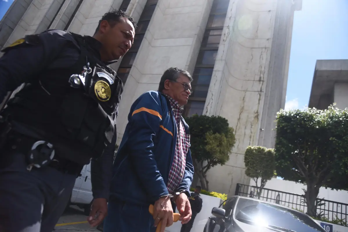 El exalcalde de Chinautla, Arnoldo Medrano, a la salida de Tribunales luego de una audiencia donde se le otorgaron medidas sustitutivas., Omar Solís/Emisoras Unidas