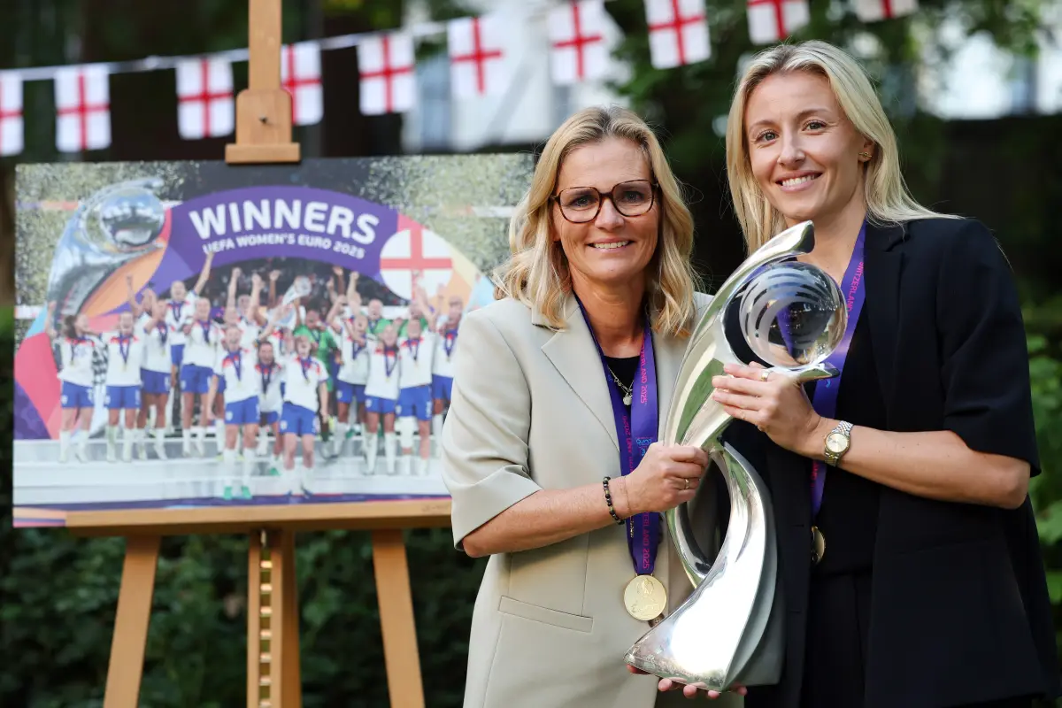 Sarina Wiegman (i) y Leah Williamson durante el recibimiento a la Selección de Inglaterra en la sede del Gobierno 