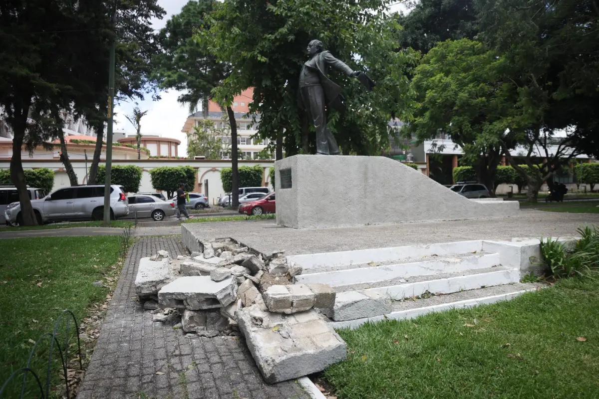 Los daños en la base del monumento a Miguel Ángel Asturias tras un accidente vehicular., Ministerio de Cultura