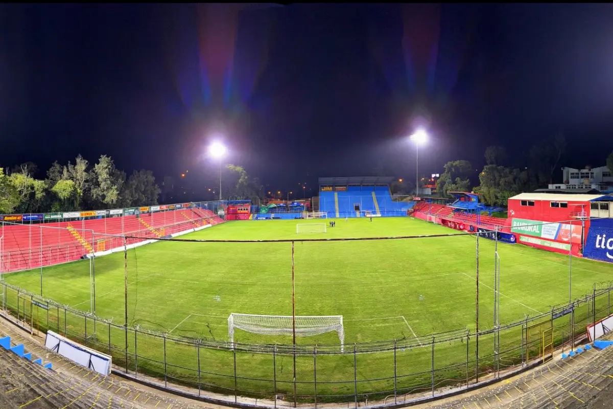 El Trébol realiza sus primeras pruebas de iluminación artificial - CSD Municipal