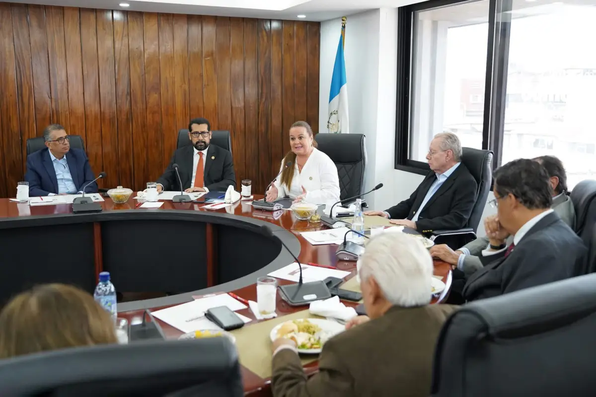 Los integrantes de la junta directiva de la Cámara de Comercio se reunieron con la ministra de Educación, Anabella Giracca., Cámara de Comercio