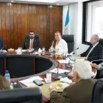 Los integrantes de la junta directiva de la Cámara de Comercio se reunieron con la ministra de Educación, Anabella Giracca. ,Cámara de Comercio