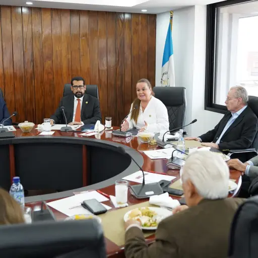 Los integrantes de la junta directiva de la Cámara de Comercio se reunieron con la ministra de Educación, Anabella Giracca. ,Cámara de Comercio