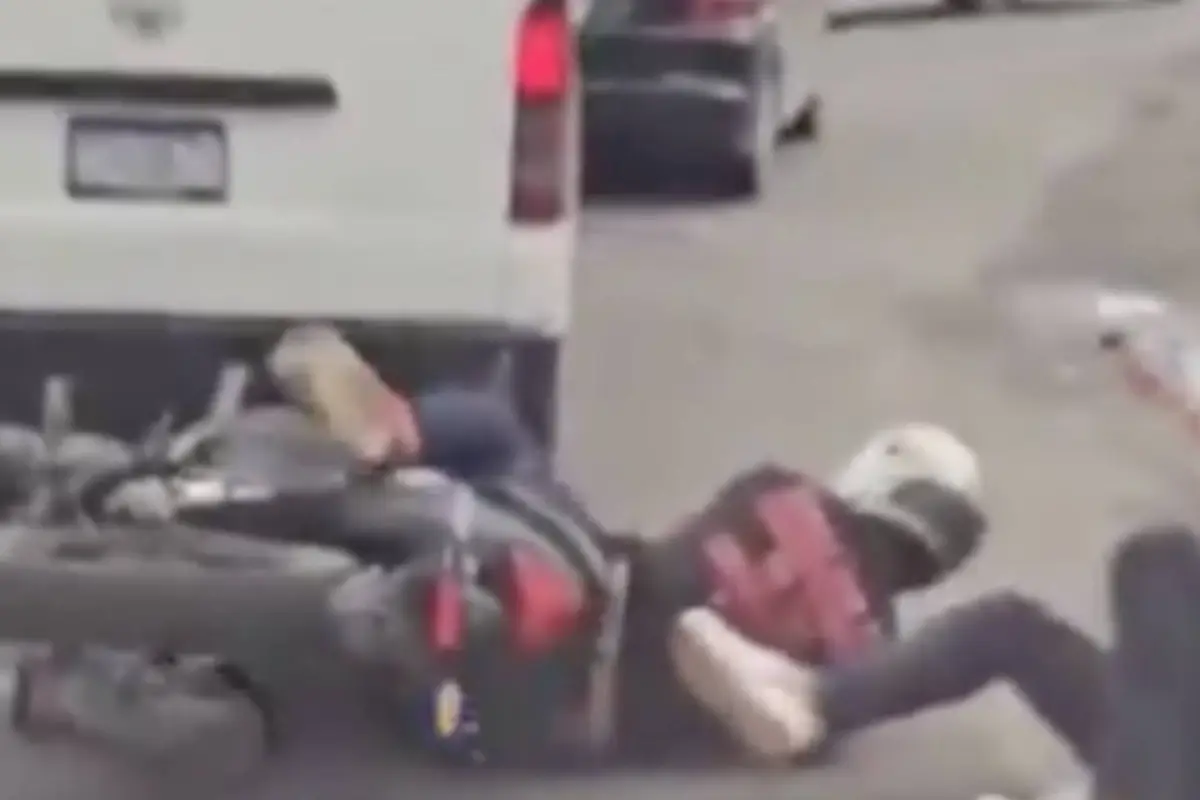 Motoristas sufren caída., Captura de pantalla video X.