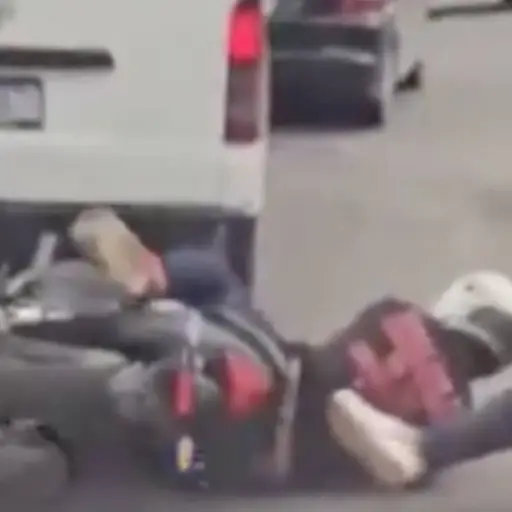 Motoristas sufren caída. ,Captura de pantalla video X.