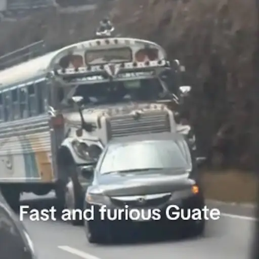 Bus y carro protagonizan video viral.  ,Captura de pantalla video X.