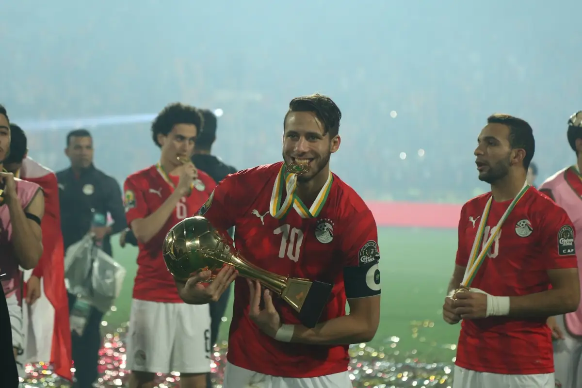 El futbolista egipcio Ramadan Sobhi, actual jugador del Pyramids FC, fue arrestado en la madrugada del lunes en el Aeropuerto Internacional de El Cairo por presunto fraude académico - CAF