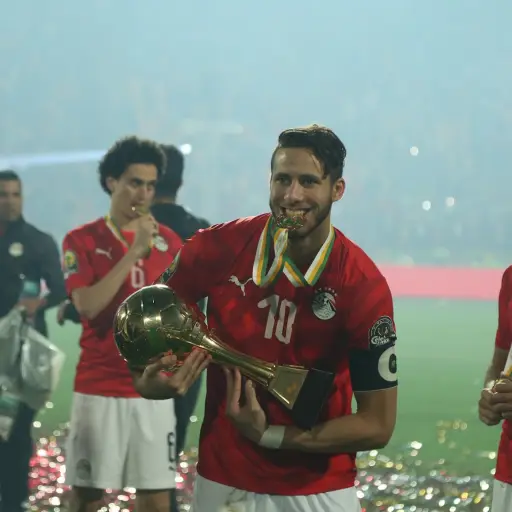 El futbolista egipcio Ramadan Sobhi, actual jugador del Pyramids FC, fue arrestado en la madrugada del lunes en el Aeropuerto Internacional de El Cairo por presunto fraude académico - CAF