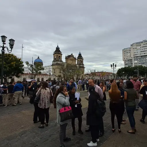 Personas evacuadas del Palacio Nacional de la Cultura debido a los sismos sensibles. ,Omar Solís/Emisoras Unidas