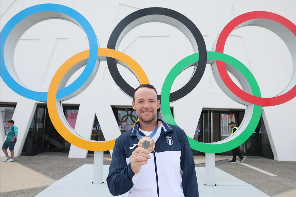 Jean Pierre Brol con la medalla de bronce que conquistó en los Juegos Olímpicos de París 2024 - COG