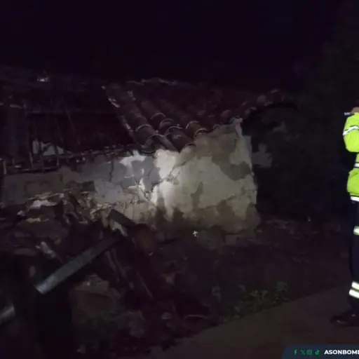 Bomberos continúan con la evaluación de daños. ,Foto Bomberos Municipales Departamentales