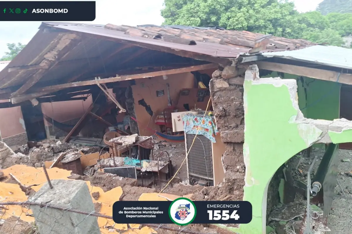Varias viviendas resultaron con daños tras los sismos del martes. , Bomberos Municipales Departamentales