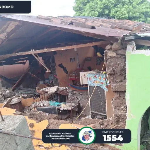 Varias viviendas resultaron con daños tras los sismos del martes.  ,Bomberos Municipales Departamentales
