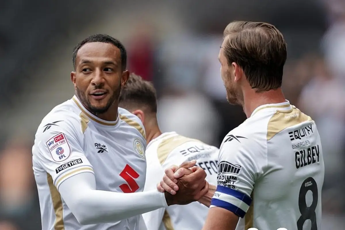 Nathaniel Méndez-Laing celebra uno de los goles del MK Dons - MK Dons