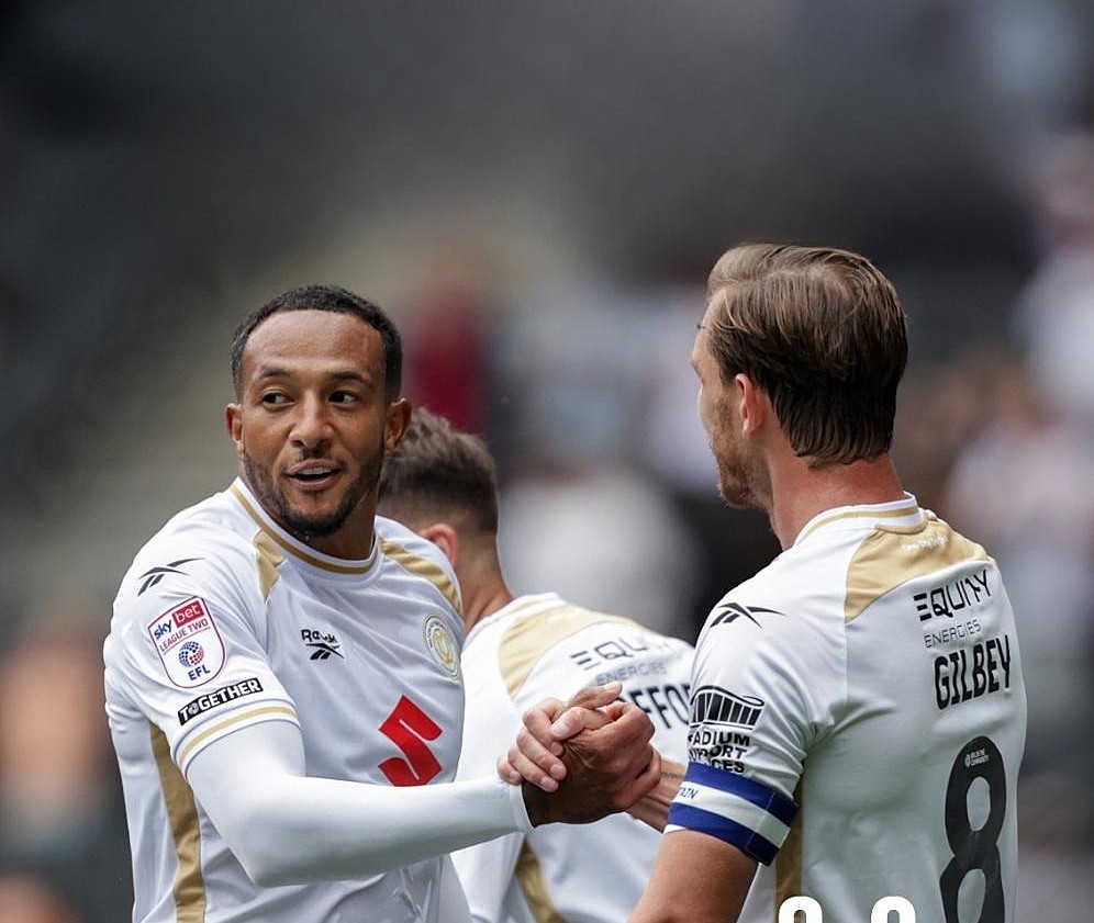 Guatemala se sorprende: Nathaniel Méndez-Laing vuelve a ser figura con el MK Dons (rrss).
