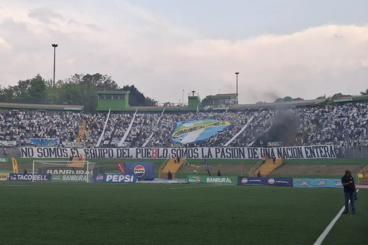 Tifo de la afición de Comunicaciones en el Clásico 333 - Alex Meoño