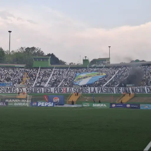 Tifo de la afición de Comunicaciones en el Clásico 333 - Alex Meoño