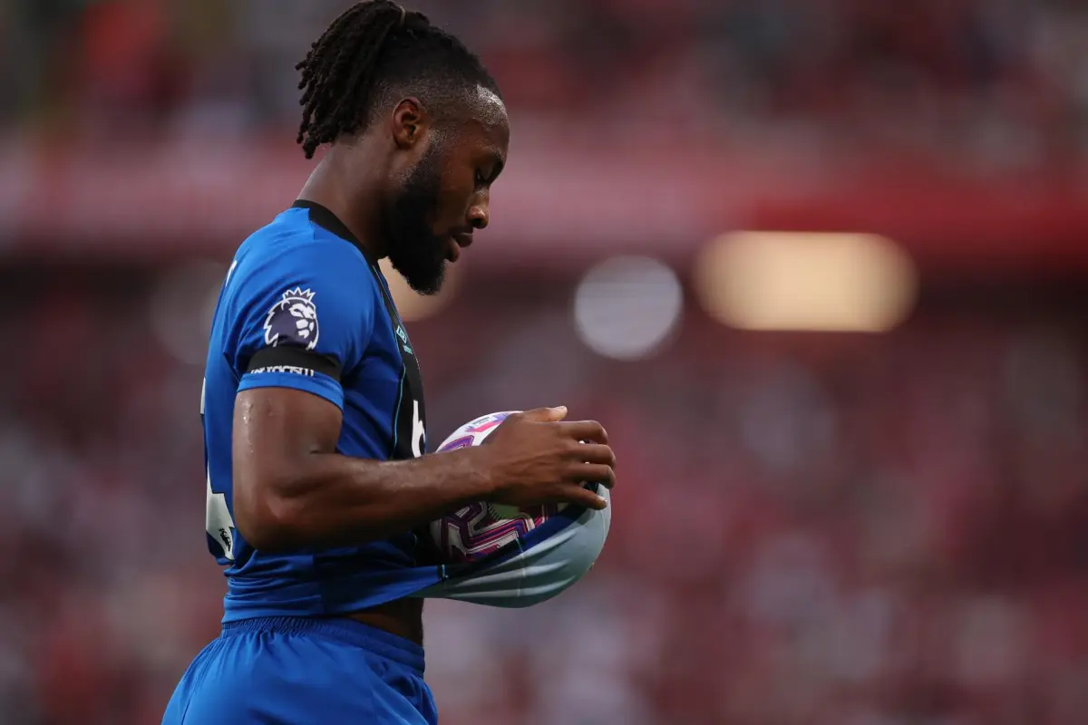 Un aficionado en silla de ruedas profirió insultos racistas a Antoine Semenyo, jugador del Bournemouth, en Anfield; la policía investiga y el Liverpool condenó los hechos - EFE