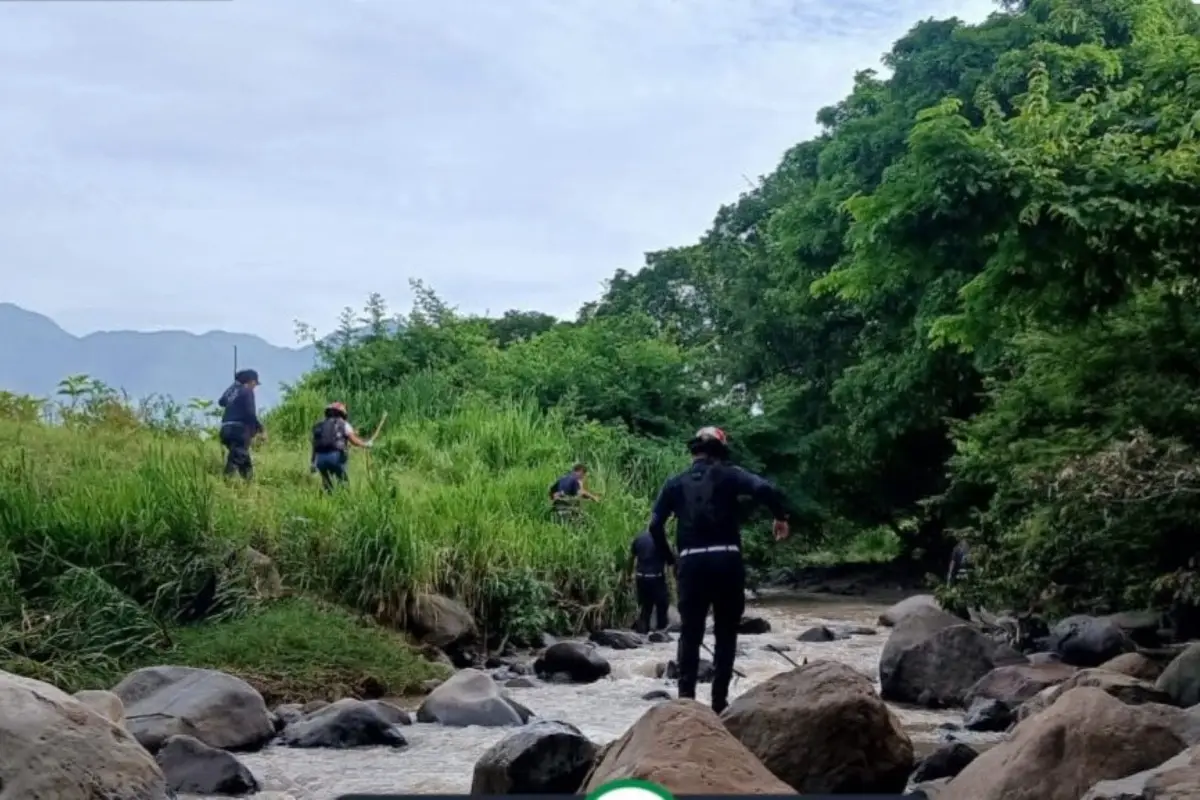Los cuerpos de socorro trabajaron por varias horas para realizar el rescate del fallecido., Bomberos Municipales Departamentales. 