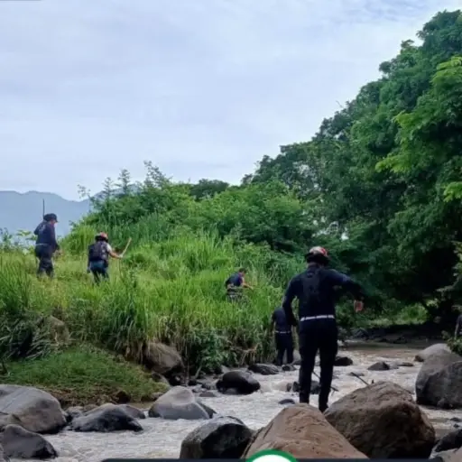 Los cuerpos de socorro trabajaron por varias horas para realizar el rescate del fallecido. ,Bomberos Municipales Departamentales. 