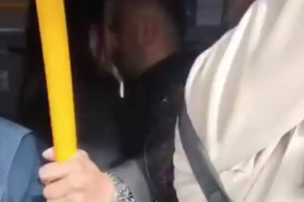  Pareja protagoniza actos inapropiados dentro de un vagón de TransMilenio., Captura de pantalla video X.