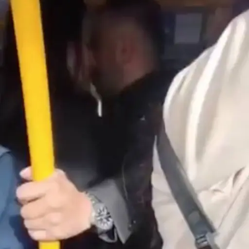  Pareja protagoniza actos inapropiados dentro de un vagón de TransMilenio. ,Captura de pantalla video X.