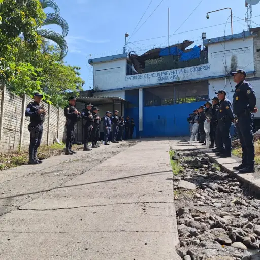 Agentes de la PNC se apostaron en los penales del país para prevenir hechos de violencia.  ,PNC de Guatemala.