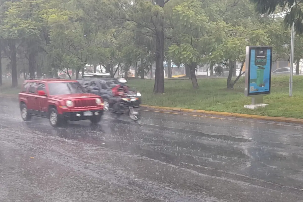 Las autoridades pidieron que los choferes bajen la velocidad y enciendan sus luces al manejar bajo la lluvia., Municipalidad de Mixco