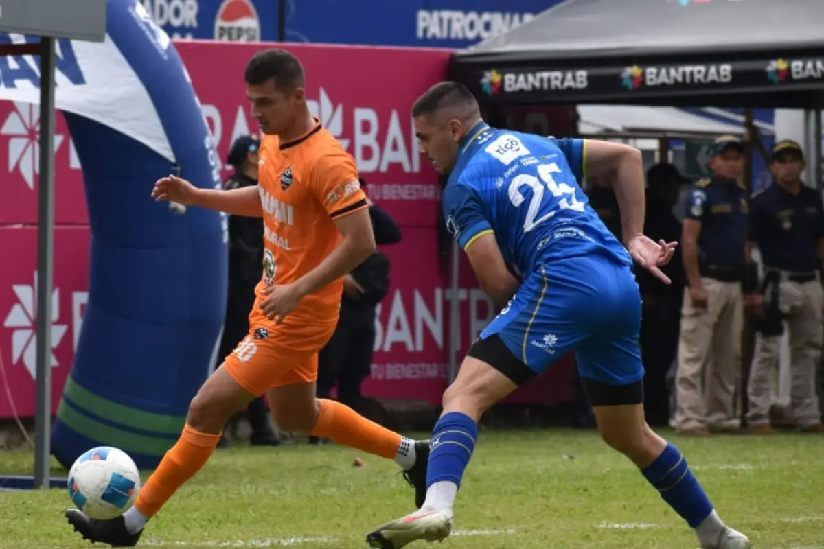 Partido entre Cobán Imperial y Deportivo Achuapa - Carlos Cu Col