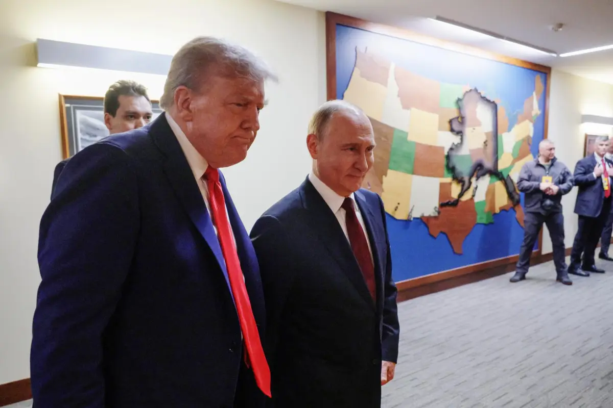 El presidente ruso, Vladímir Putin (d, ), y el presidente estadounidense, Donald Trump (i