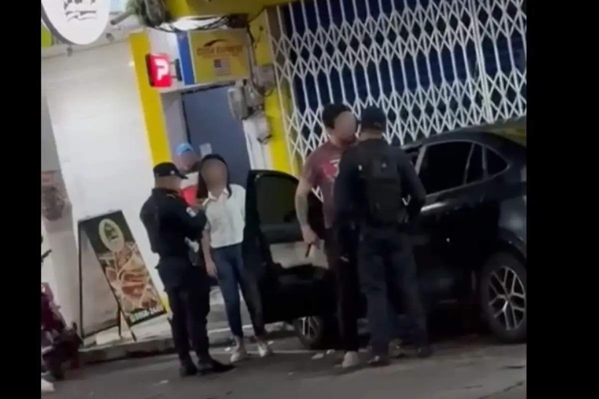 La PNC redujo al orden al hombre que escandalizaba en la vía pública, posteriormente fue llevado ante un juzgado., Captura de pantalla. 