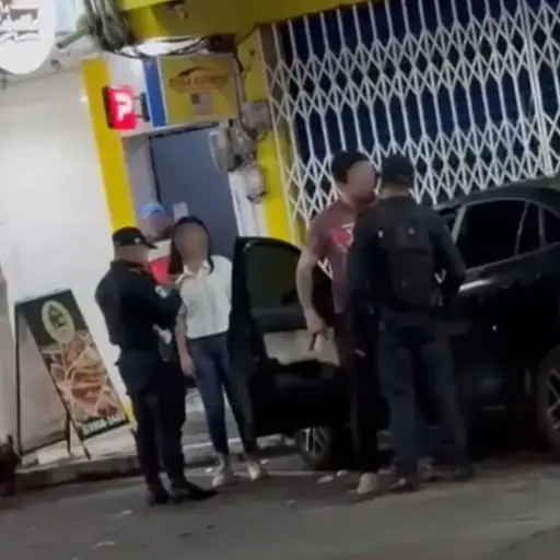 La PNC redujo al orden al hombre que escandalizaba en la vía pública, posteriormente fue llevado ante un juzgado. ,Captura de pantalla. 