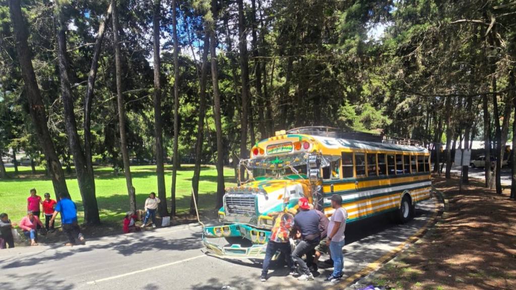 Autobús y carro particular chocan en ruta de Antigua Guatemala | Bomberos Municipales Departamentales