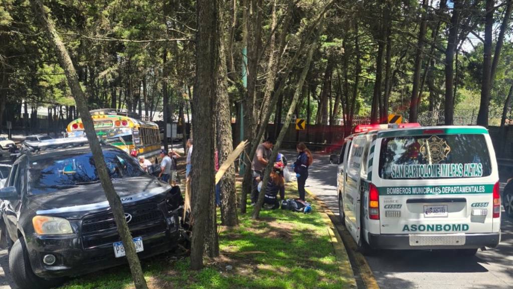 Autobús y carro particular chocan en ruta de Antigua Guatemala | Bomberos Municipales Departamentales