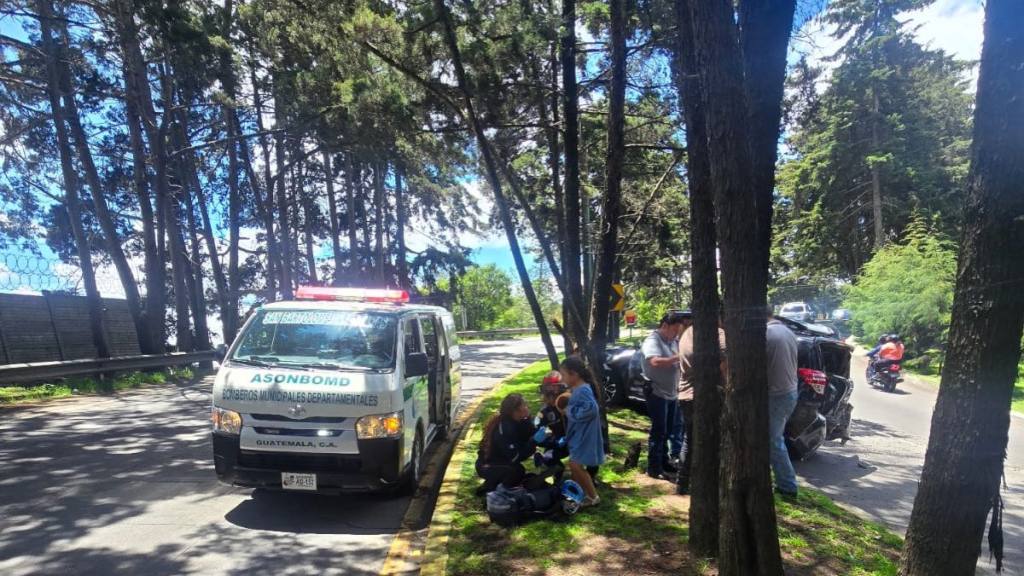 Autobús y carro particular chocan en ruta de Antigua Guatemala | Bomberos Municipales Departamentales